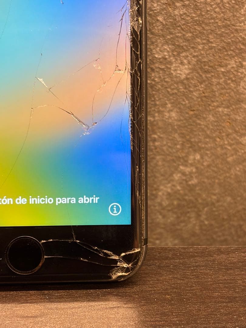 【使用可】iPhone8 64GB SIMフリー 画面割れ 73%