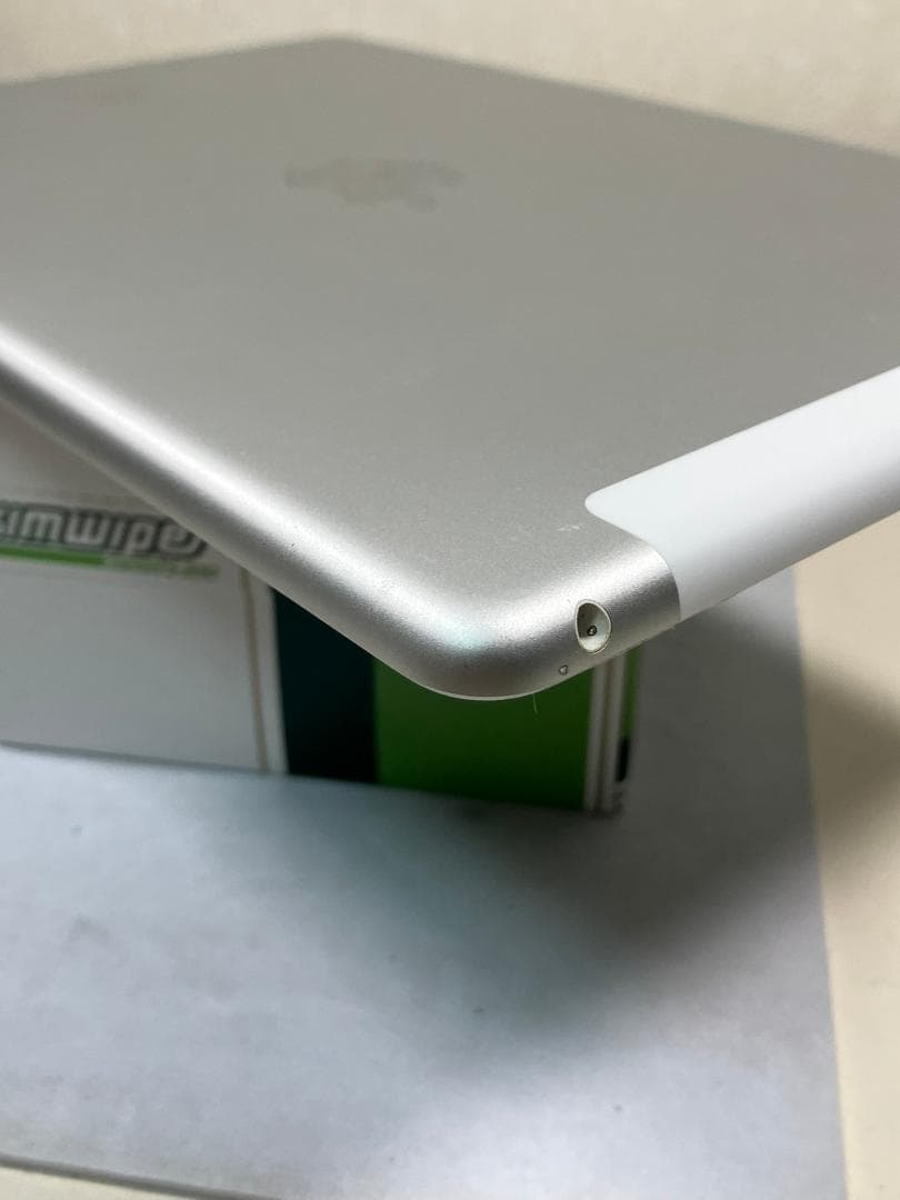 iPad 7世代　32GB シルバー　セルラー カバーガラス付