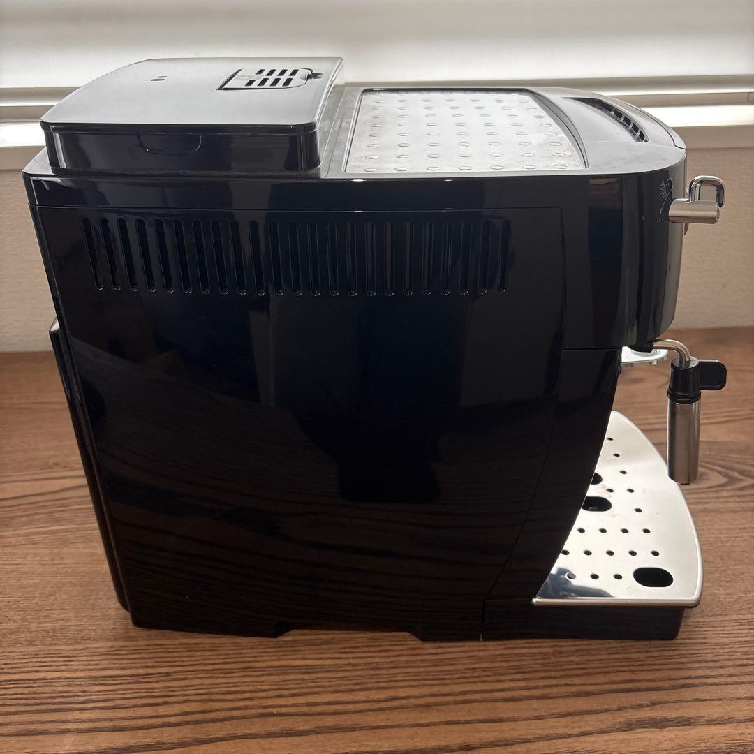 【美品】デロンギ DeLonghiコーヒー マグニフィカS ECAM22112