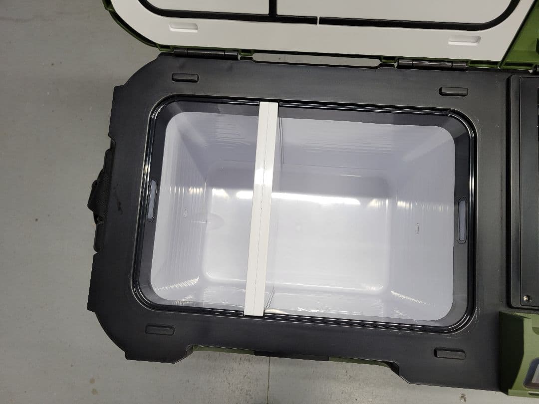 HIKOKI 冷温庫 デジタル表示 グリーン　電池２個付きです