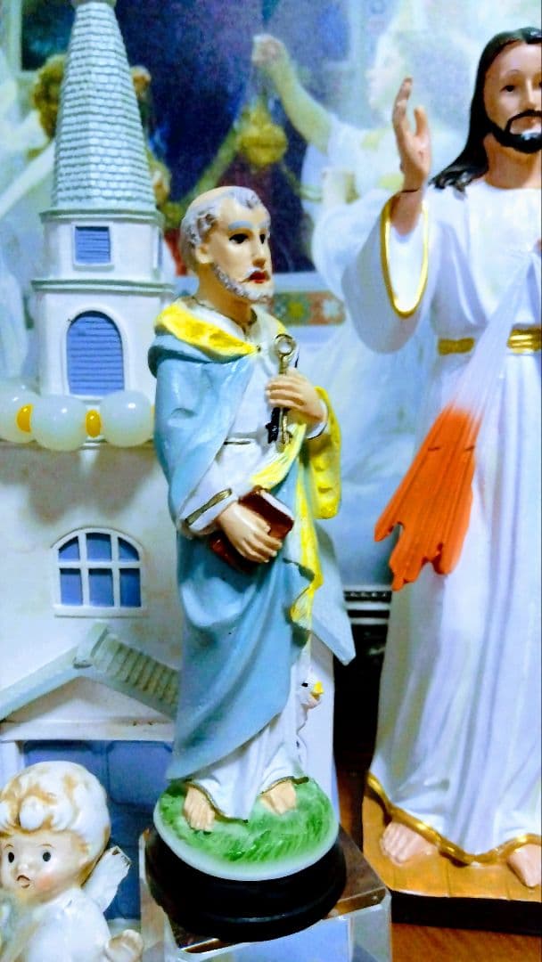 入手困難.ペテロの置物．高さ15センチ位．十字架付きます