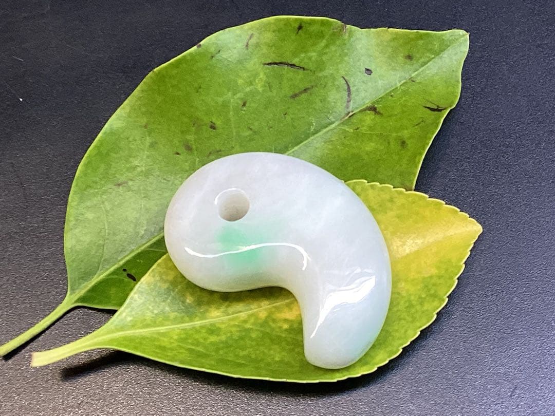 ✳premiumシリーズ幸運導く勾玉 高品質翡翠 再結晶線入り糸魚川翡翠　鑑別書