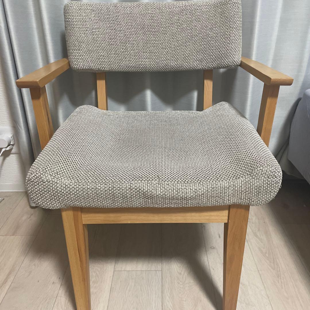 アルダー材のダイニングチェア肘付き