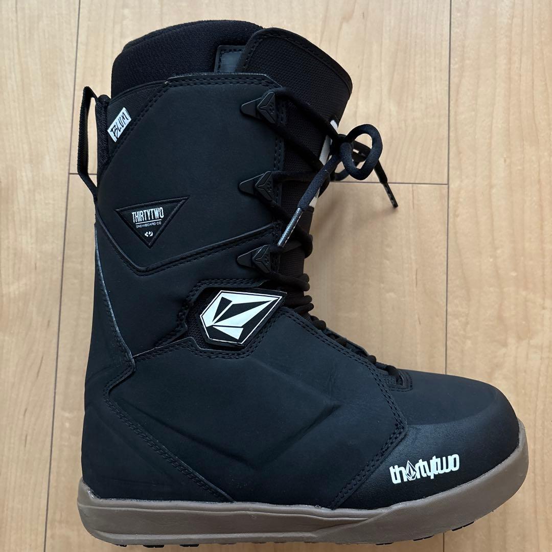 【しよん】THIRTYTWO LASHED X VOLCOM 25.5cm