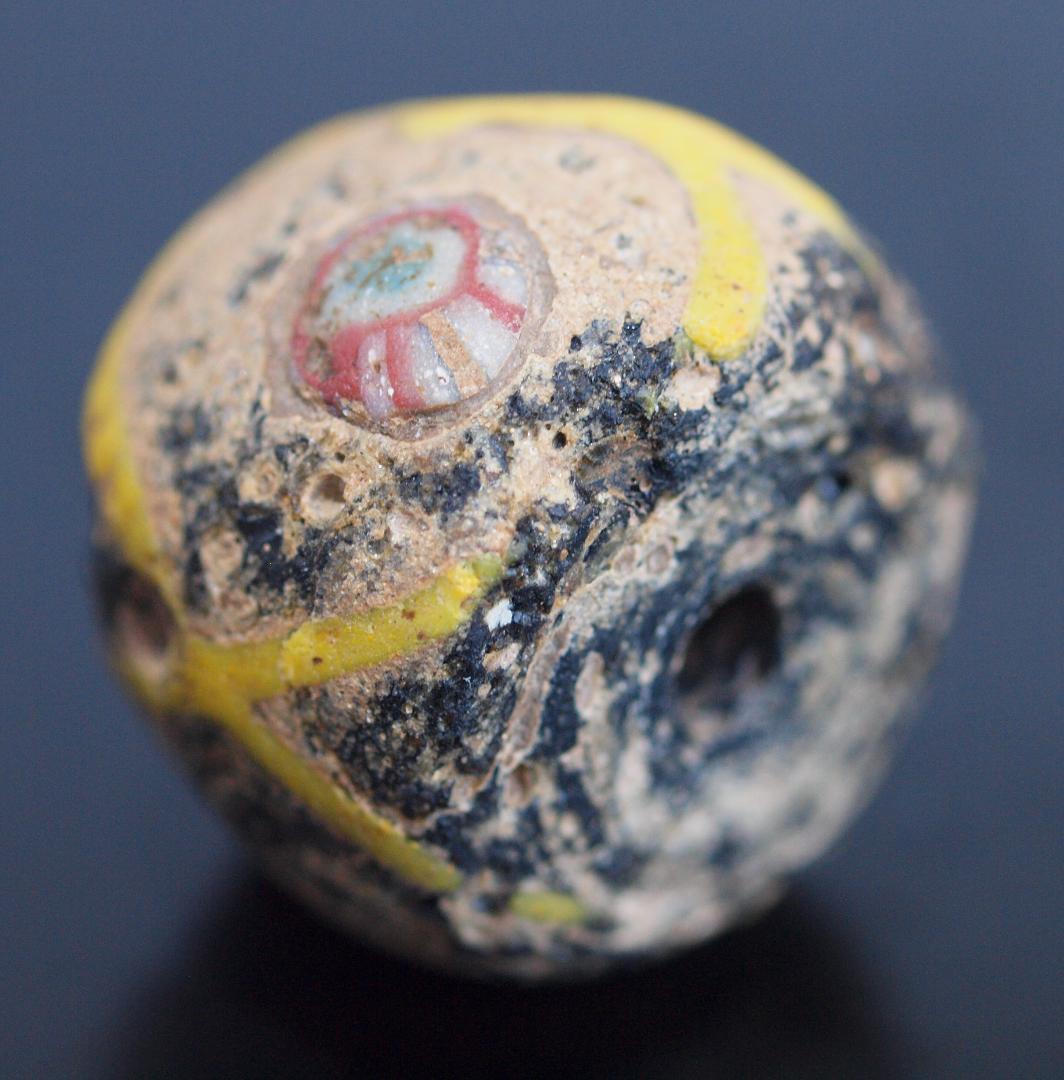 堅固で大きな胎に交差する黄とアイのモチーフを施した、典型的なバイキング・ビーズ