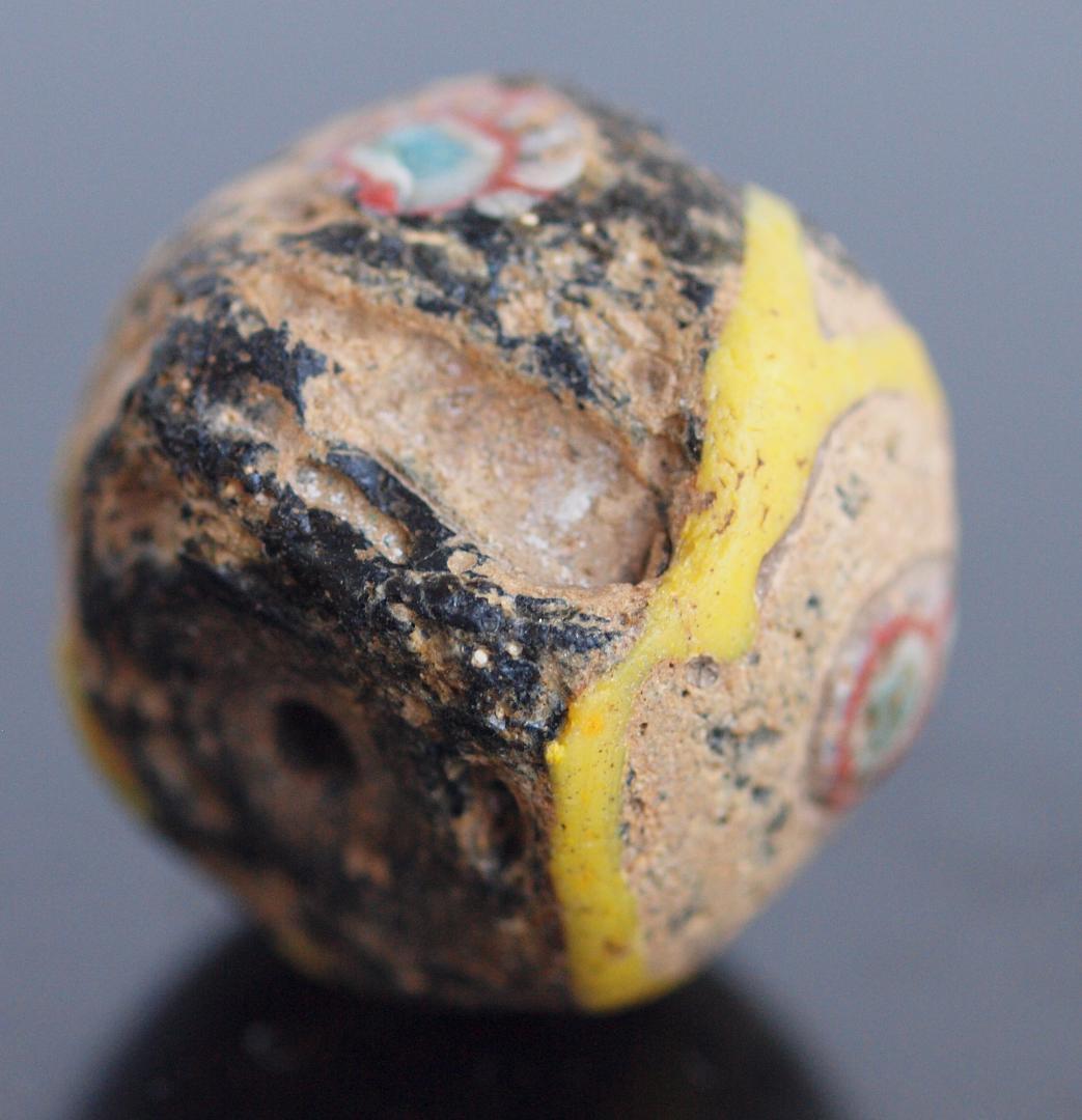 堅固で大きな胎に交差する黄とアイのモチーフを施した、典型的なバイキング・ビーズ