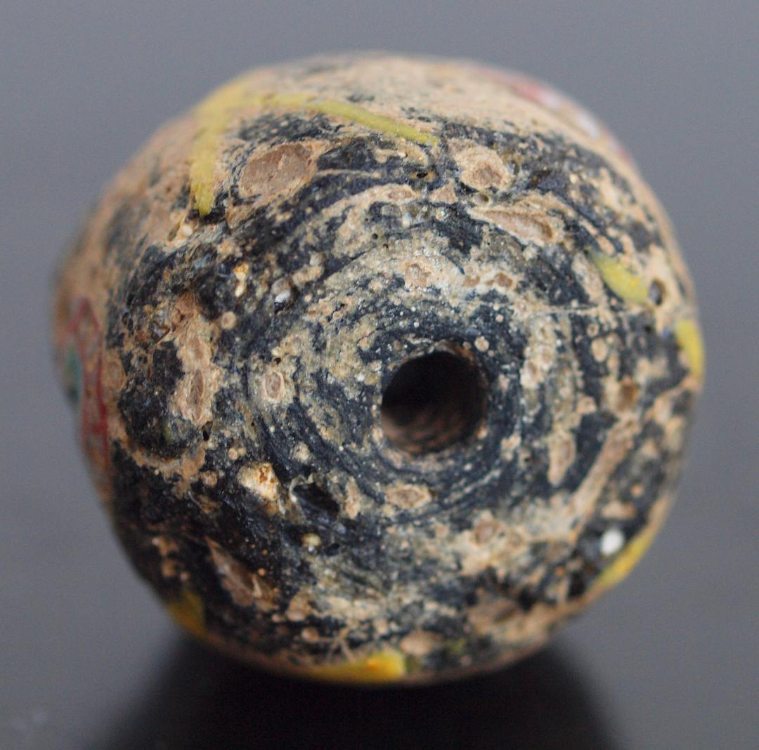 堅固で大きな胎に交差する黄とアイのモチーフを施した、典型的なバイキング・ビーズ