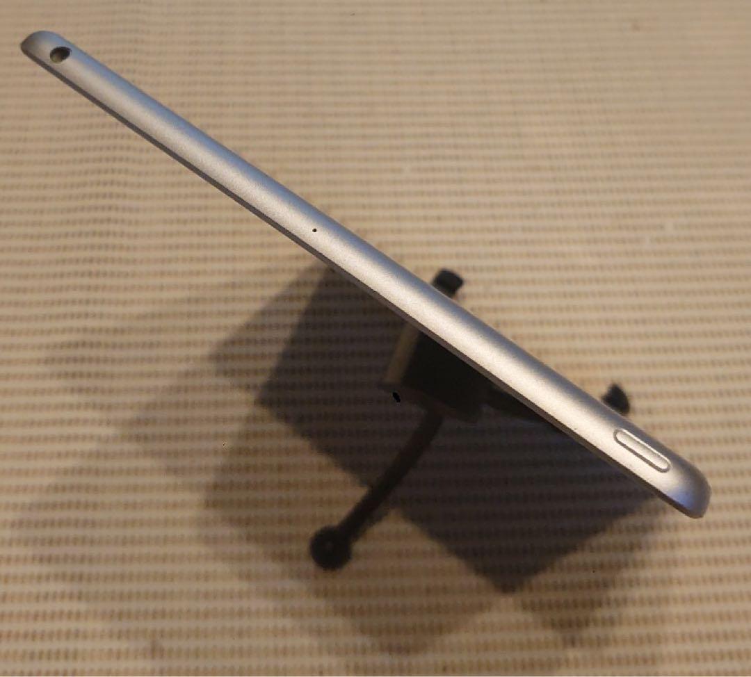 完動品iPad第5世代(A1822)本体128GBシルバー送料込5HLFF