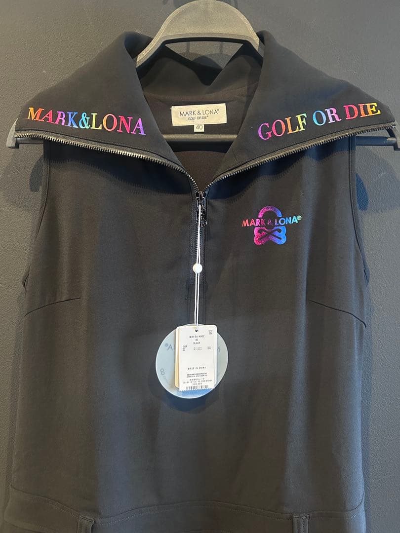 MARK&LONA プリーツ切替衿付きノースリーブワンピース ブラック