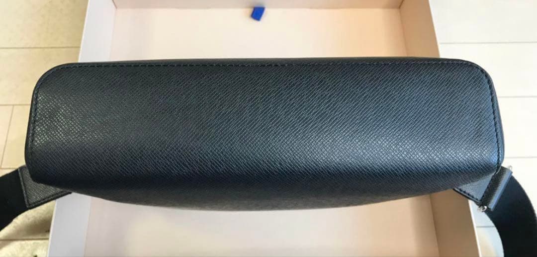 ちょこ Louis Vuitton Anton Taiga ショルダーPM