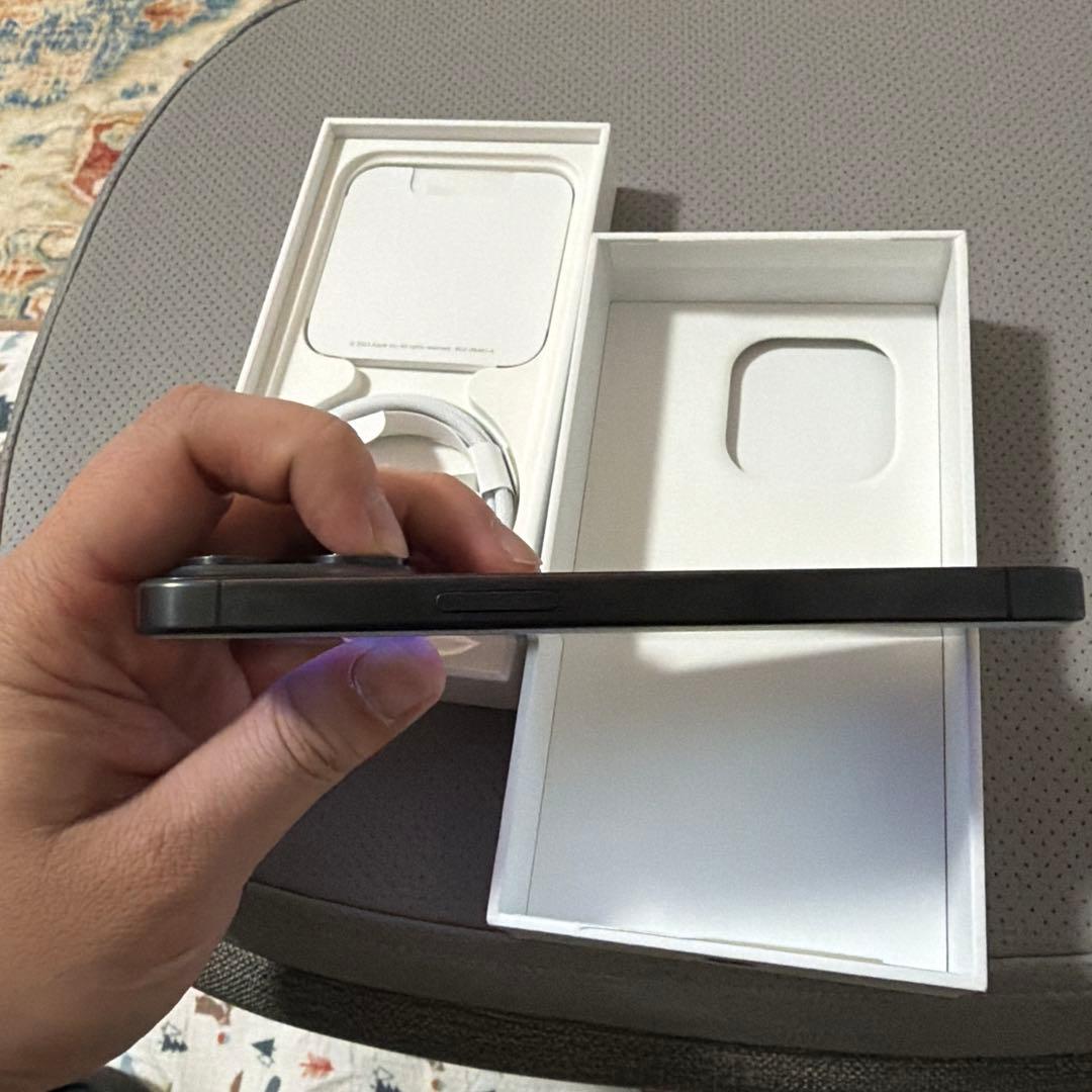 【美品】iPhone 15 Pro 256GBブラックチタニウム SIMフリー