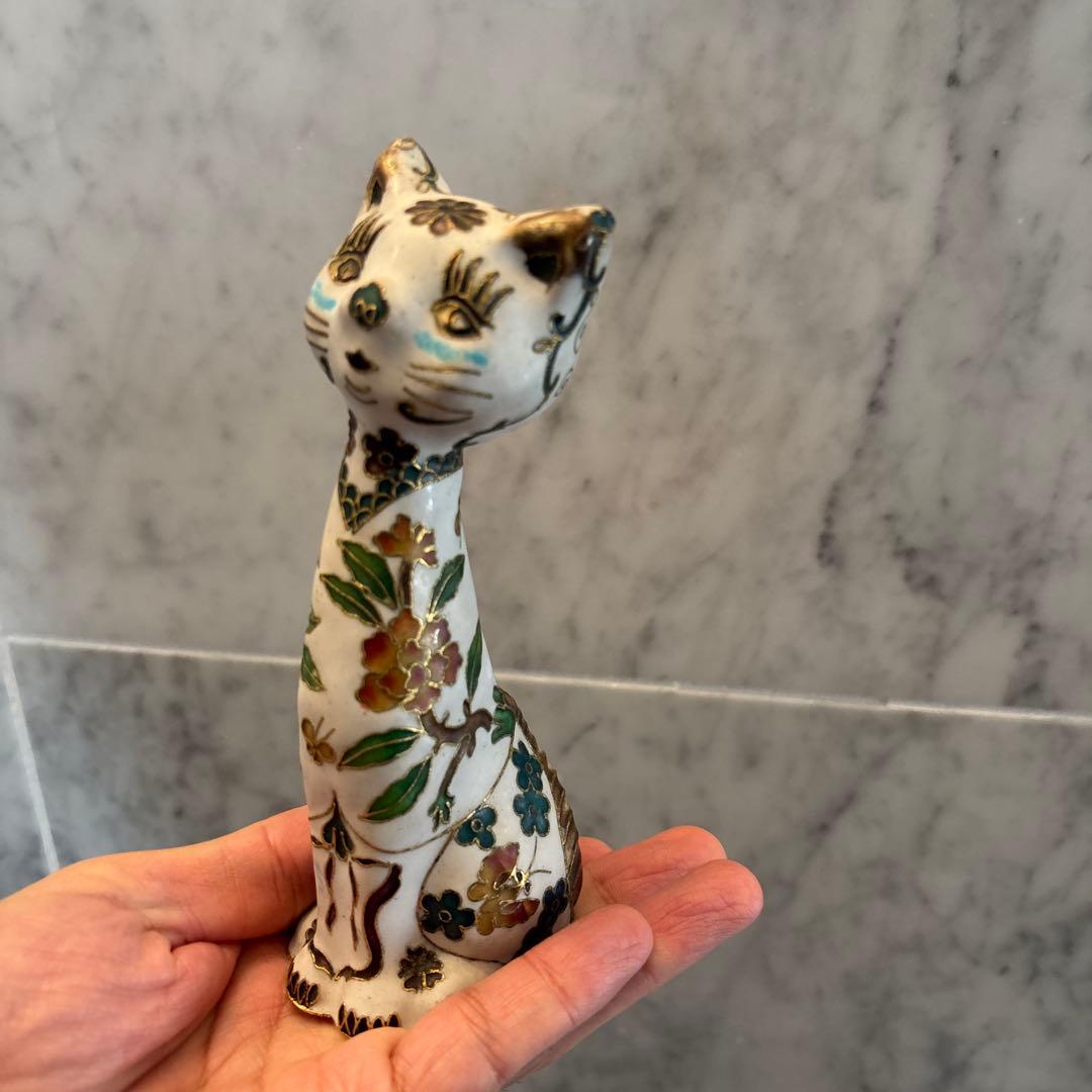 アンティーク　入れ墨のように体に描かれたお花や金彩が芸術的な猫ちゃんの陶器