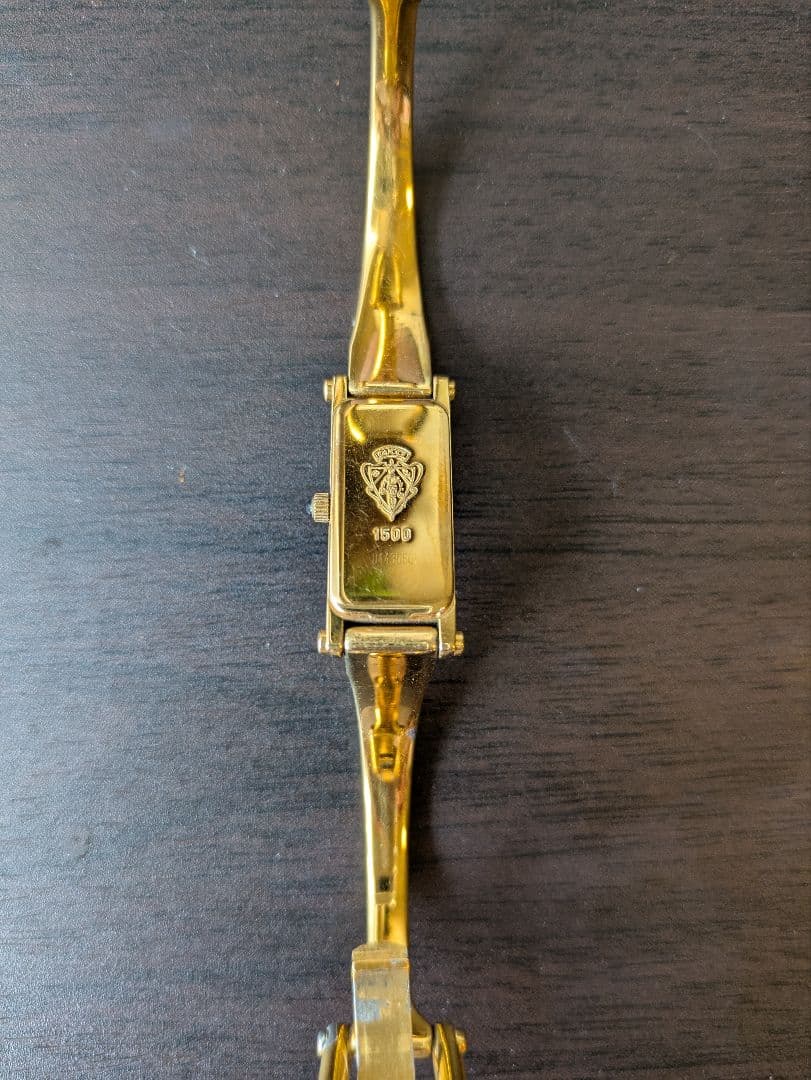 GUCCI レディース腕時計 バングルタイプ ゴールド ブラック文字盤