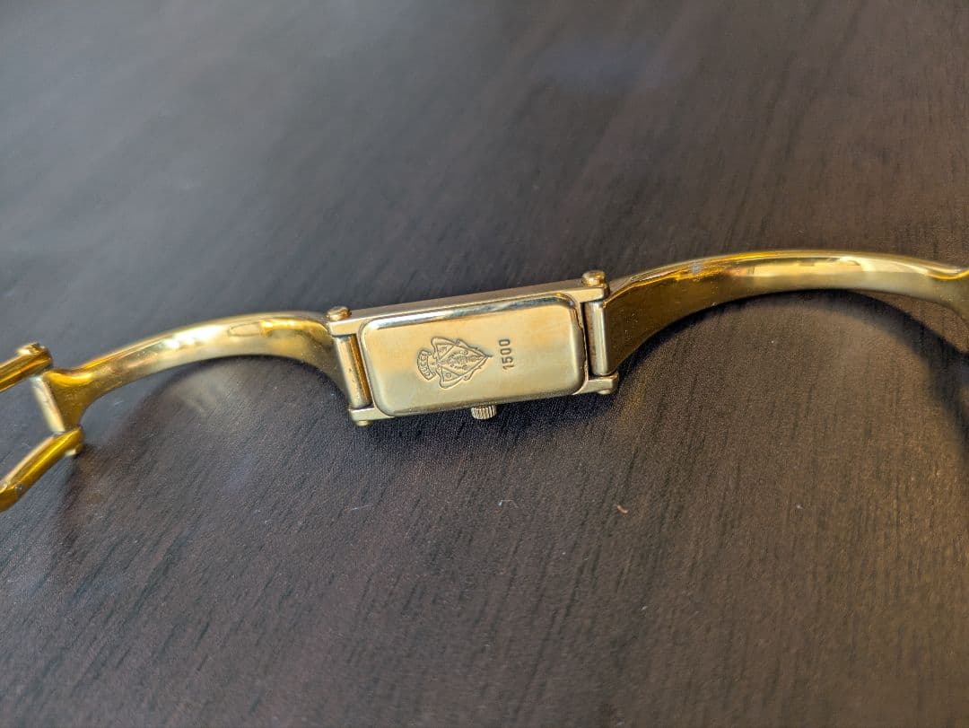 GUCCI レディース腕時計 バングルタイプ ゴールド ブラック文字盤