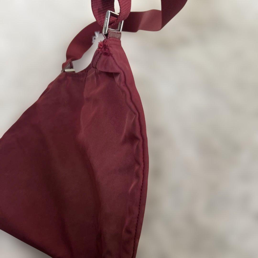 PRADA ショルダーバッグ サコッシュ 斜め掛け 三角プレート ナイロン 赤