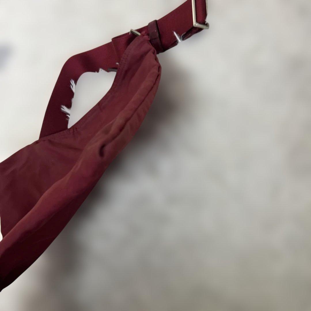 PRADA ショルダーバッグ サコッシュ 斜め掛け 三角プレート ナイロン 赤