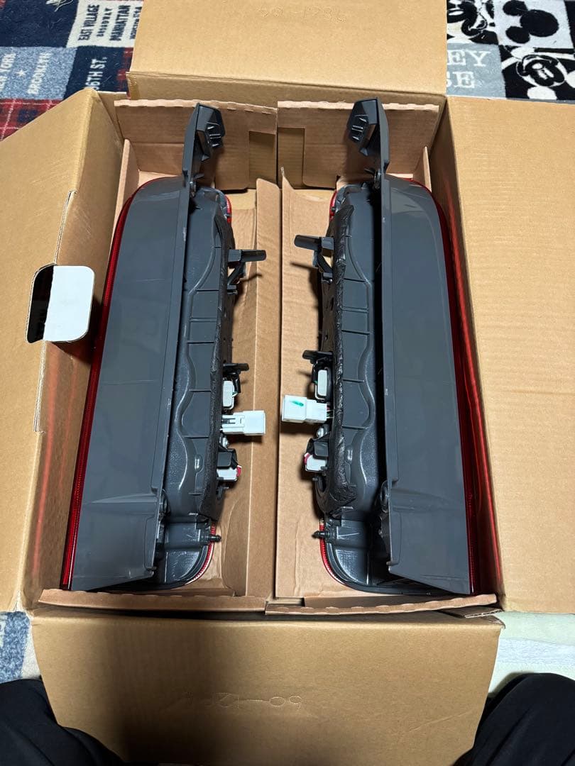 200系ハイエースバン　4型以後　純正クリアテール左右セット① 送料込み　美品