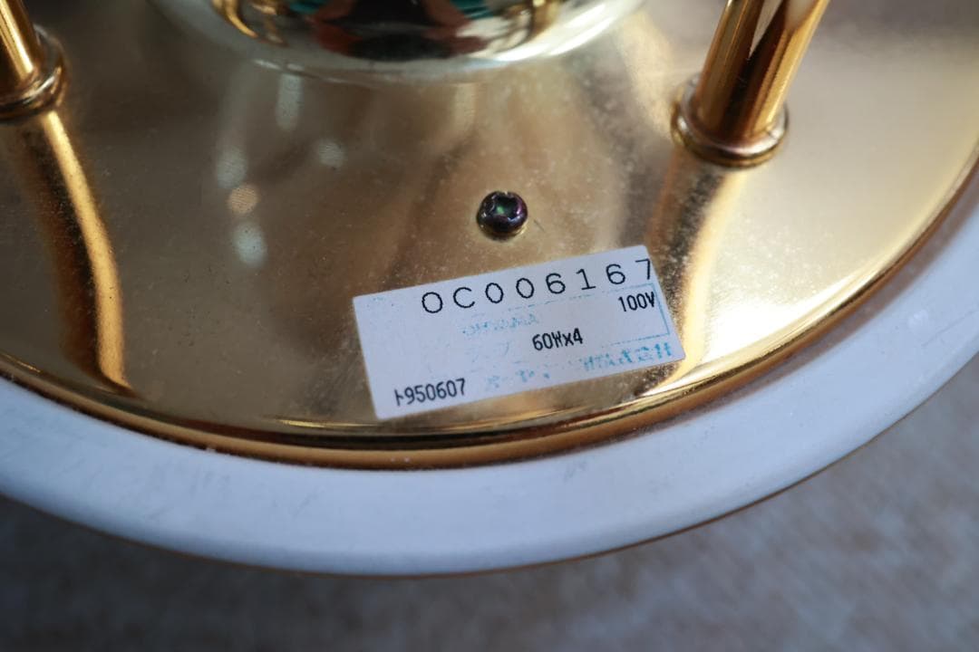 シャンデリア ゴールドと白いシェード