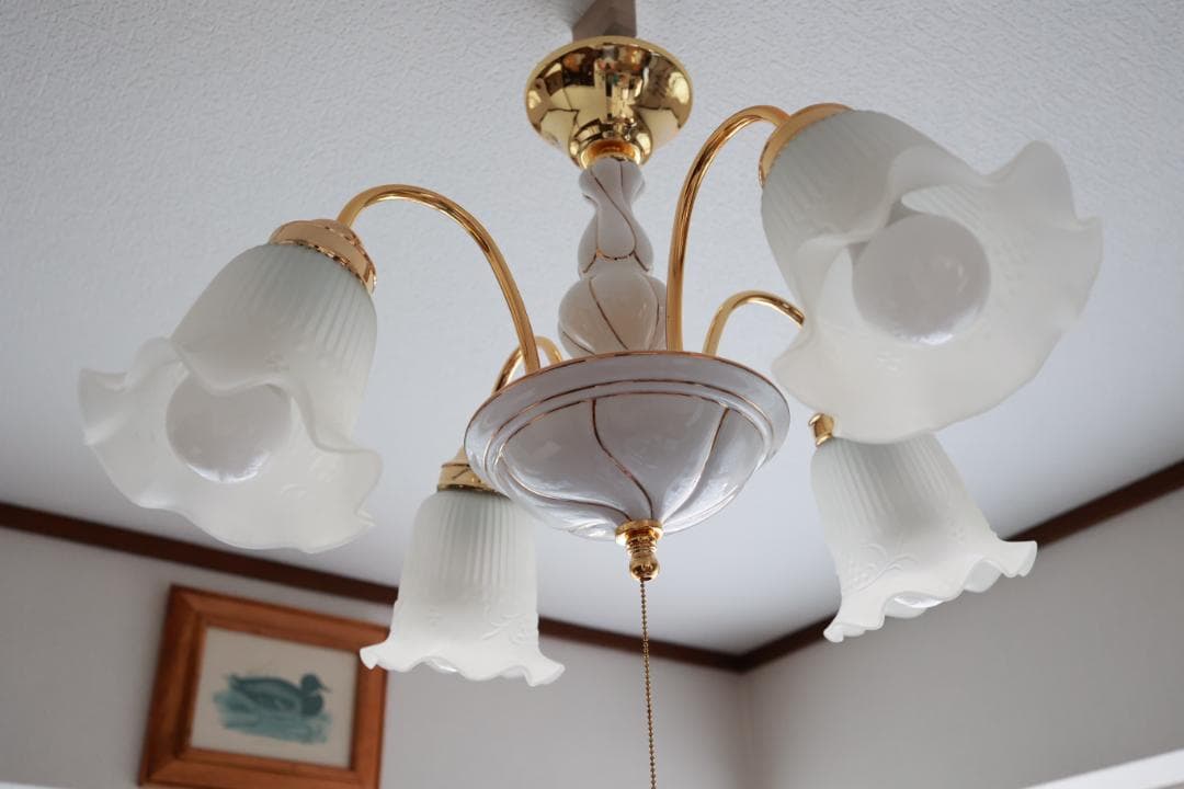 シャンデリア ゴールドと白いシェード