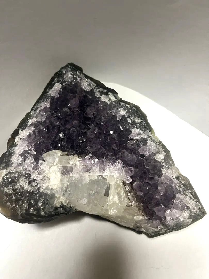 ウルグアイアメジスト　カルサイト共生　原石　ドーム木製台座付き