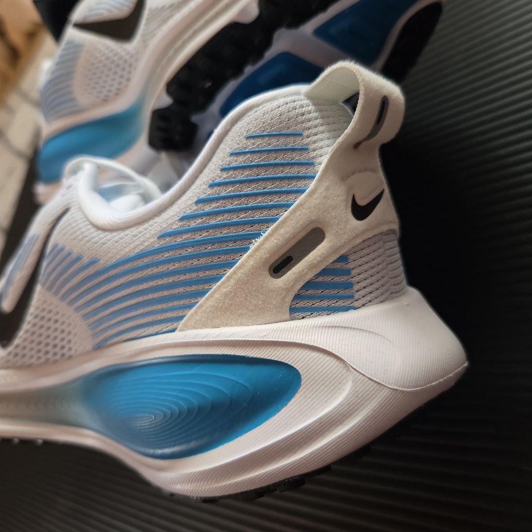 たまごアイス。未使用❗ナイキ VOMERO 18 (GS) 24cm