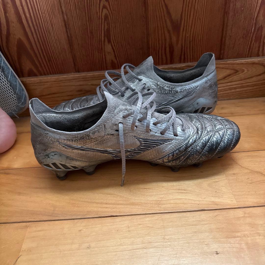 ミズノ　モレリアネオ3ベータシルバー