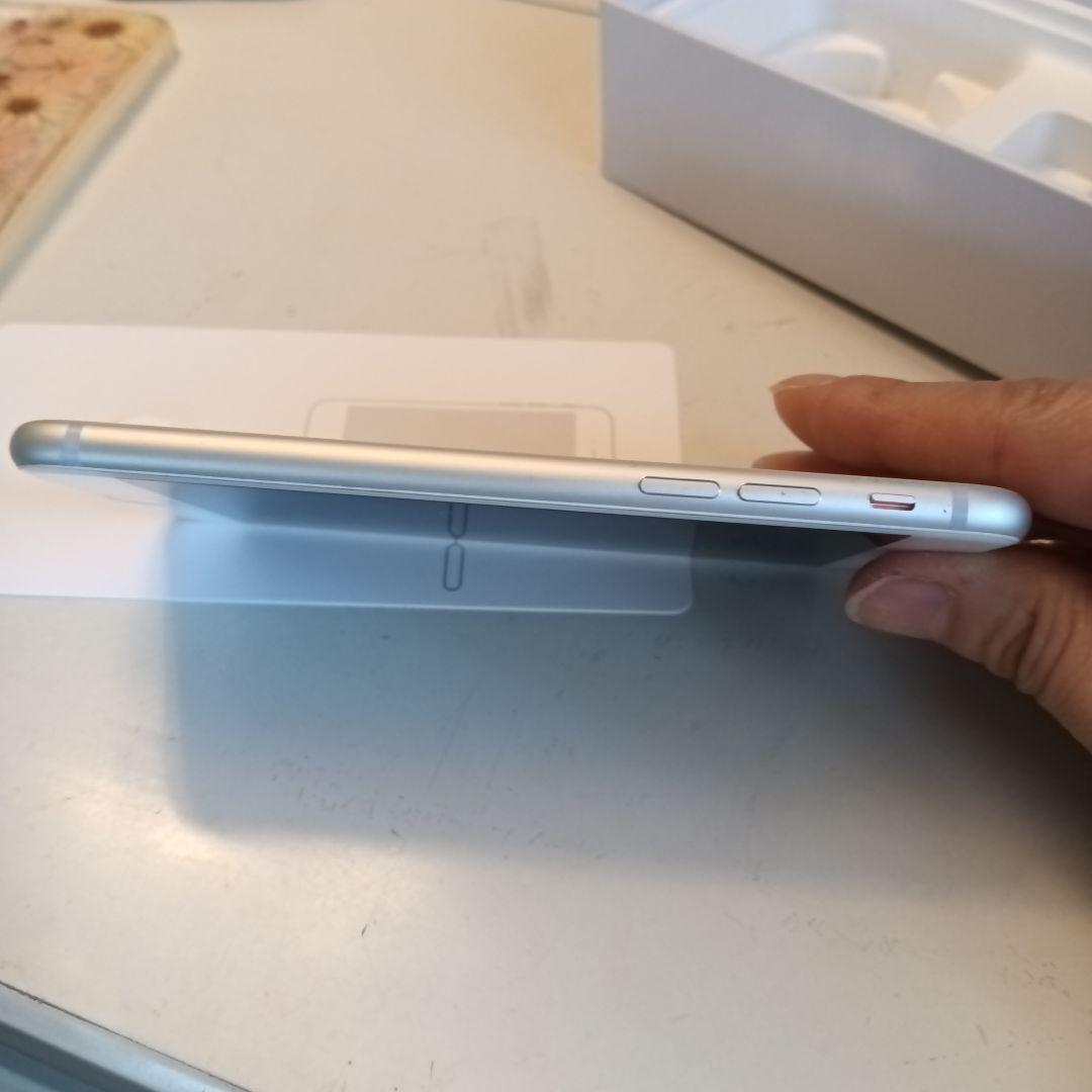 美品Apple iPhone8本体ホワイト バッテリー100%　付属品　箱付