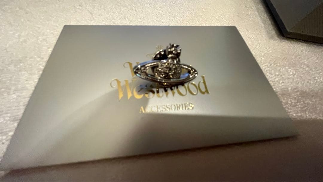 ヴィヴィアン ミニバスレリーフ オーブ ピンズ 保証書付 VIVIENNE