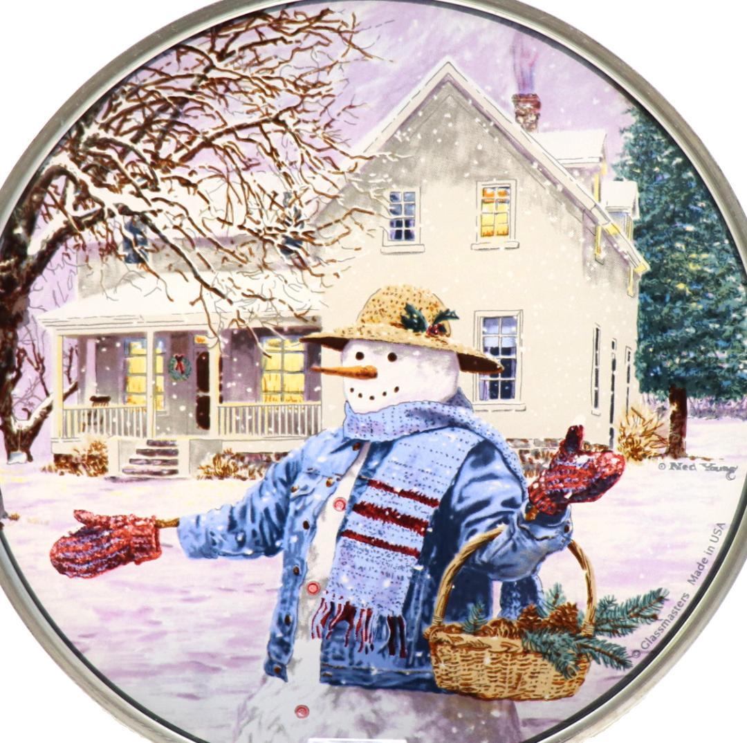 家の前で松ぼっくりを拾う麦わら帽子の雪だるま ヴィンテージ ステンドグラス