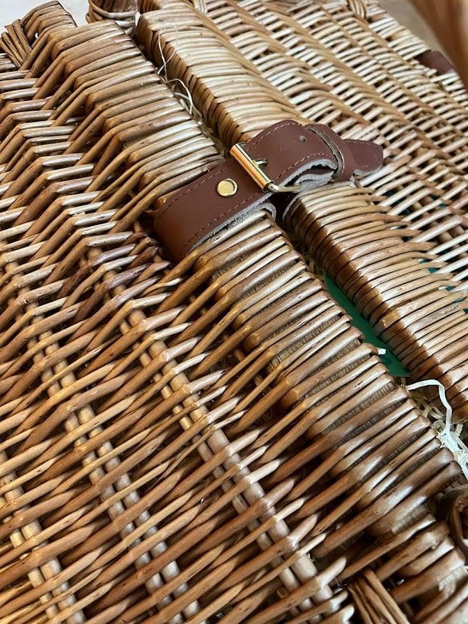 さ*ん様 新登場!!蓋にバックルが!冒険にリビングにウイッカーバスケット屋根上開