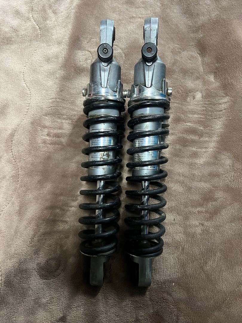 まさ✨プロフ必読✨即購入OK‼️ 純正リアサス　KYB