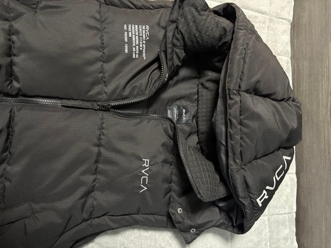 RVCA フード付きベストダウンベスト ブラック フードは取れます。