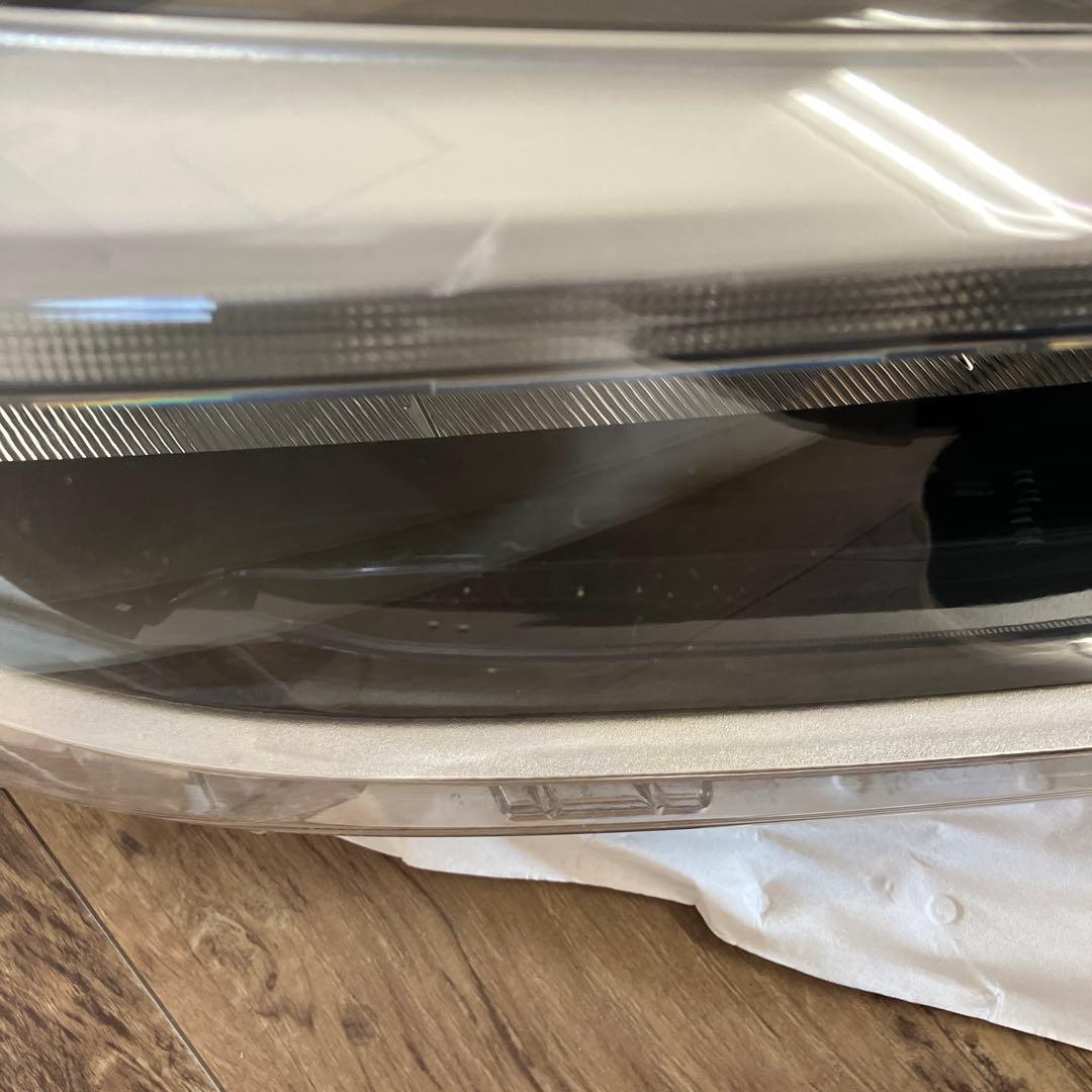 AA20トヨタ ライズ 純正 LED ヘッドライト 右8110-B1710