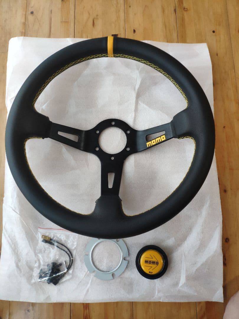 新品未使用・MOMO スタイル イエローステアリング Not Authentic