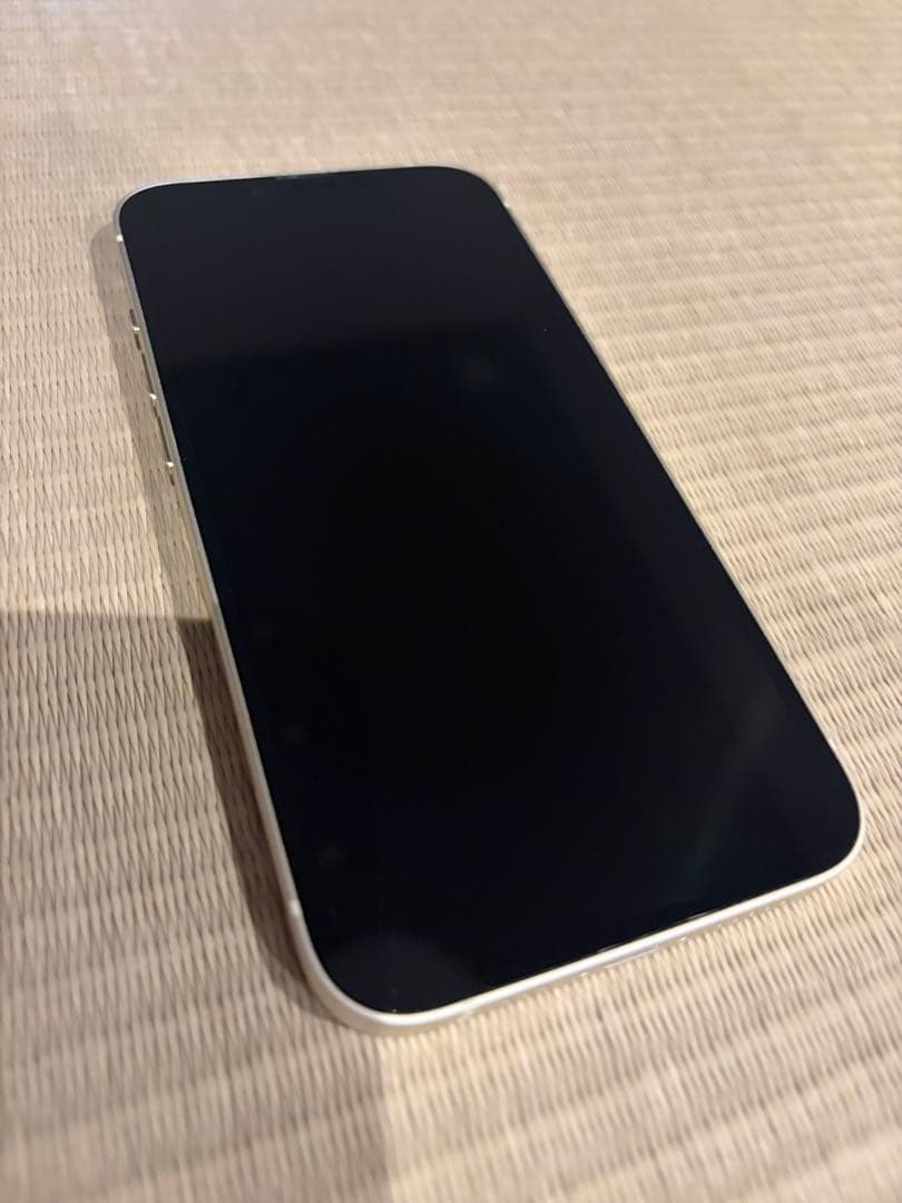 Apple iPhone 13 256GB ホワイト 本体 バッテリー82%