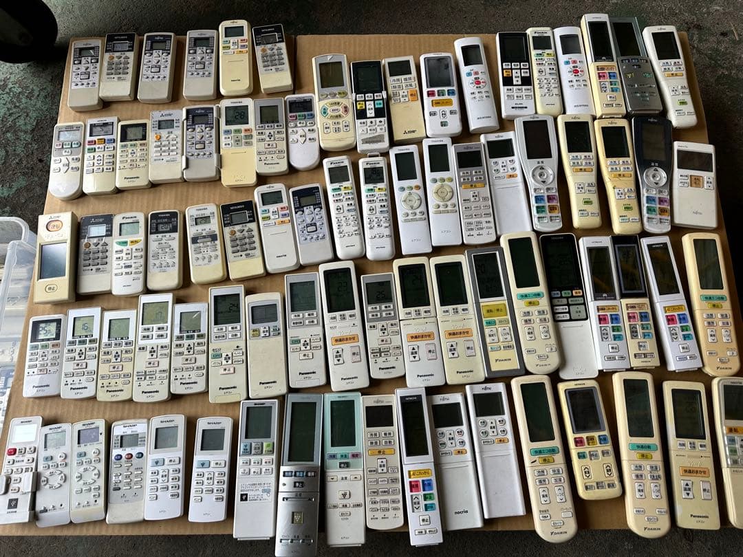 エアコンのリモコン、各種90個です