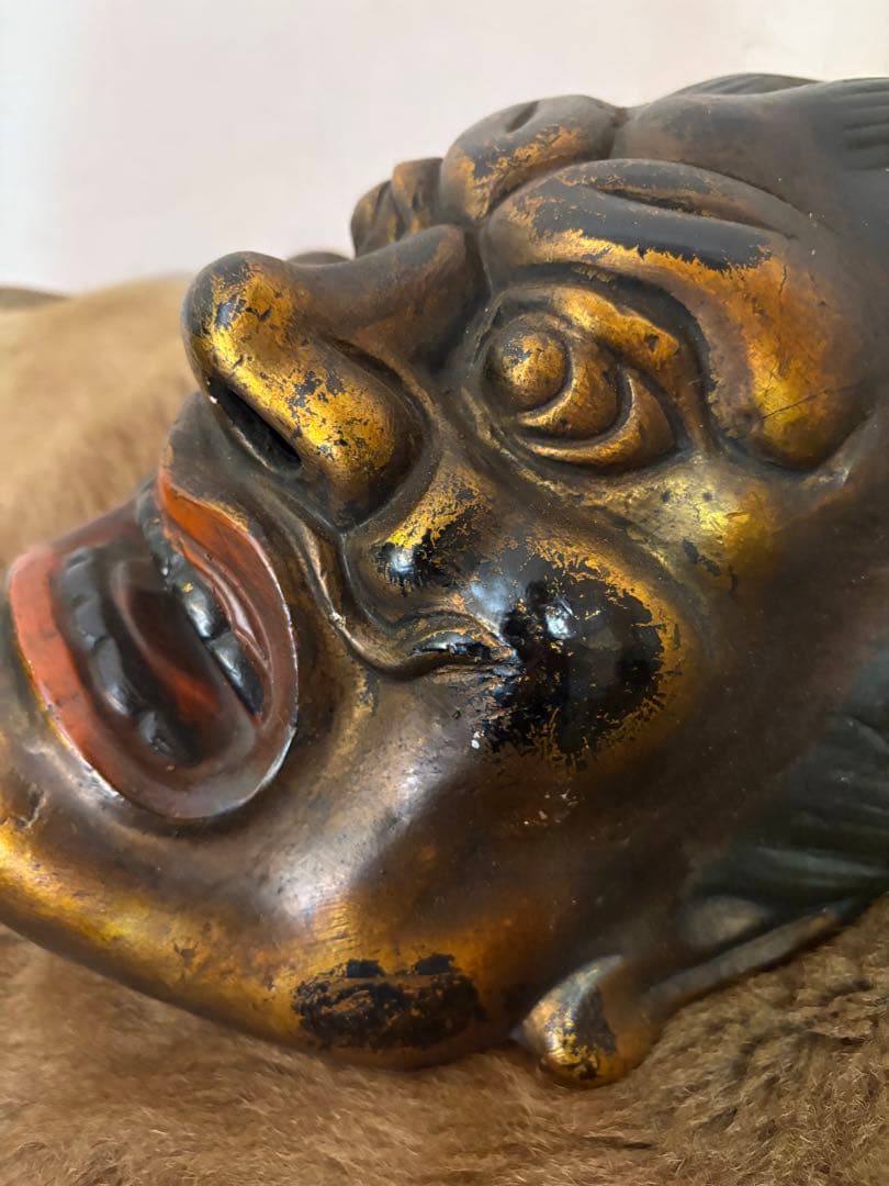 金色と黒色の　鬼の能面　神様　骨董　日本