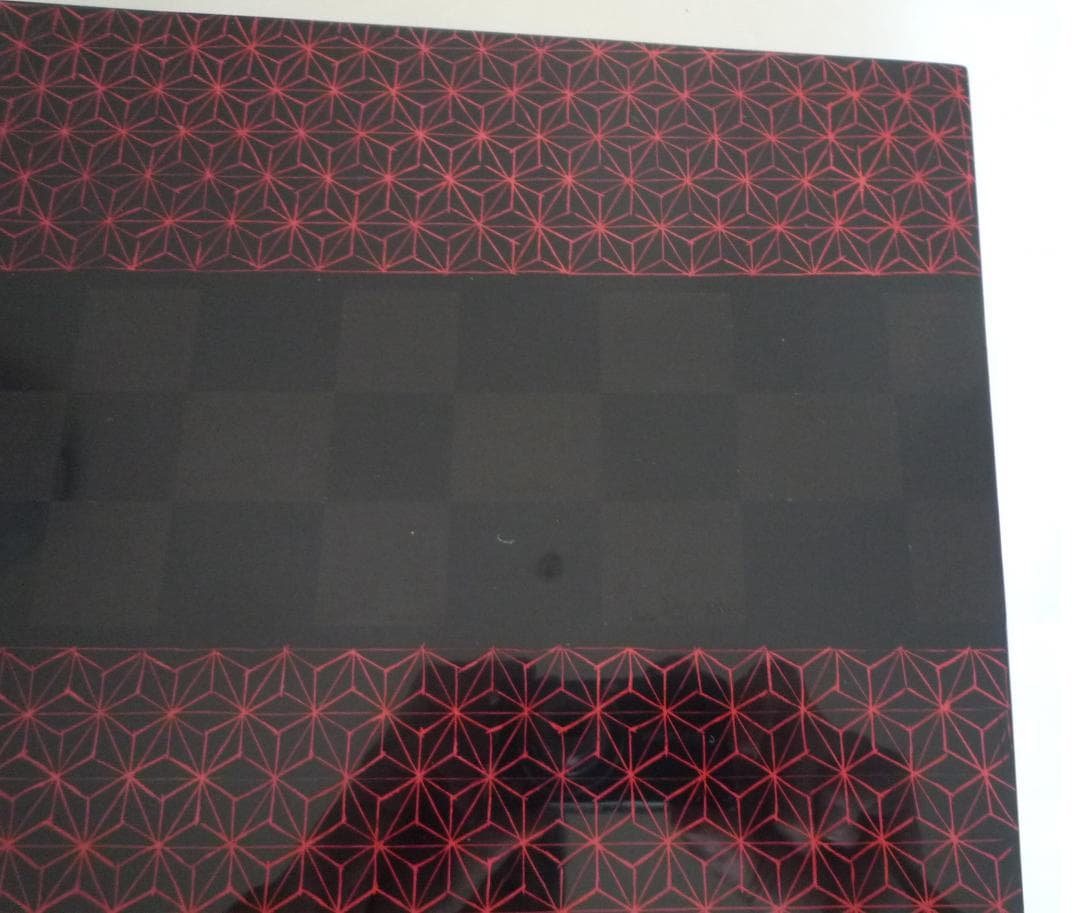 漆塗り　黒市松・赤麻の葉模様の大長平皿