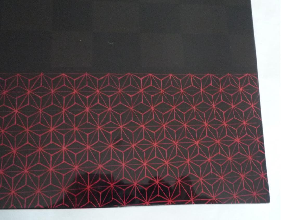 漆塗り　黒市松・赤麻の葉模様の大長平皿