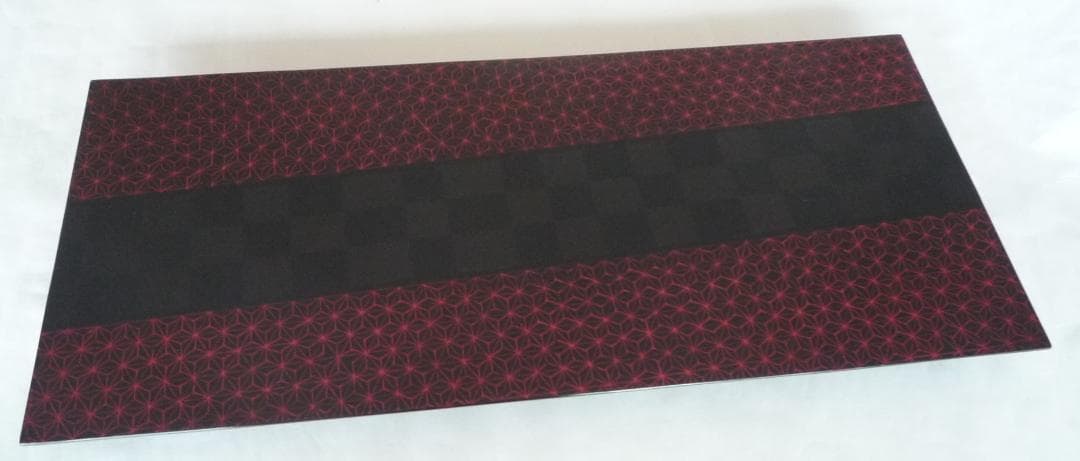 漆塗り　黒市松・赤麻の葉模様の大長平皿