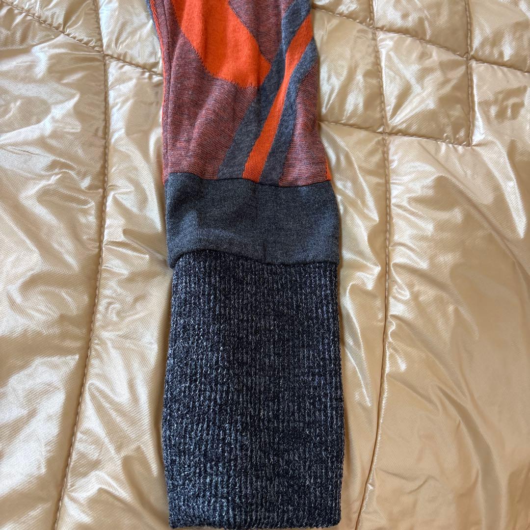 【新品未使用】✨エイココンドウ✨黒とグレー混合地にオレンジやの柄のトップス❣️