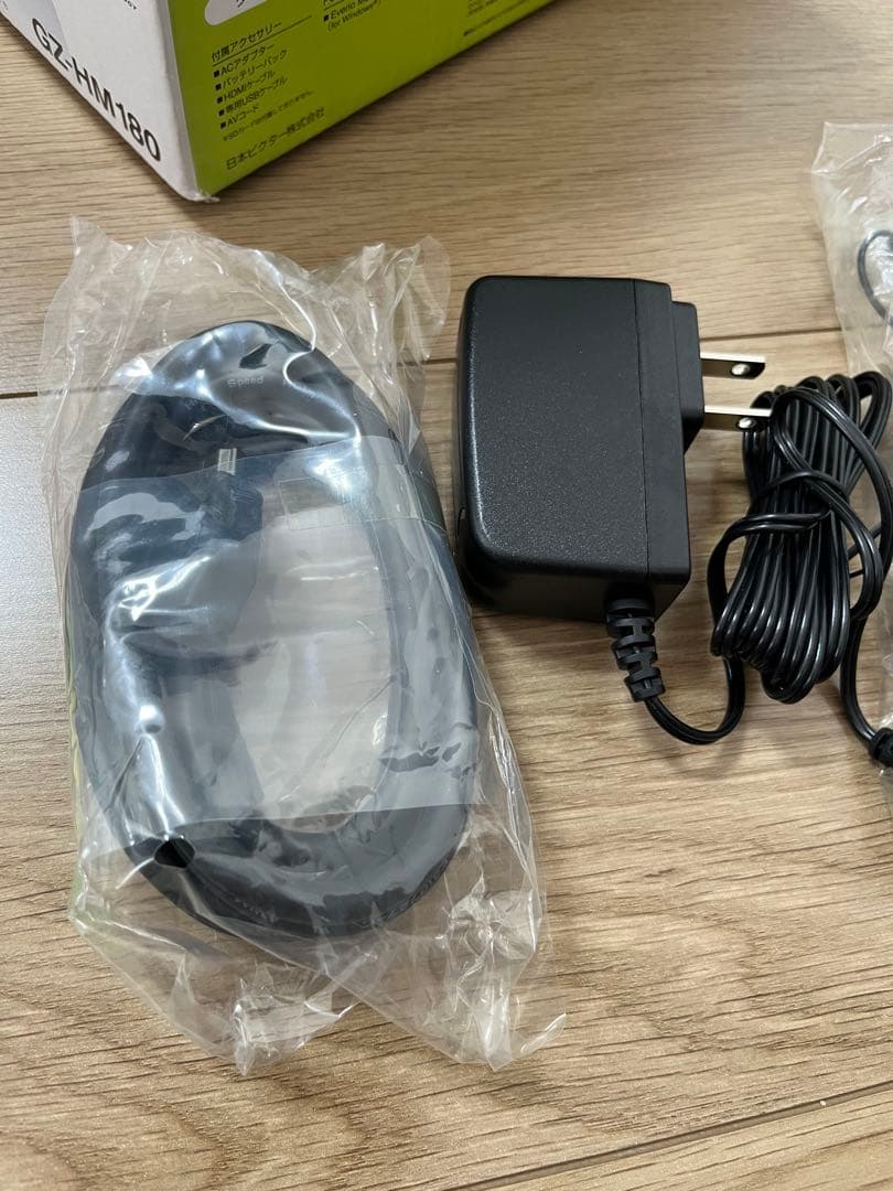 未使用 JVC GZ-HM180 HDビデオカメラ レッド