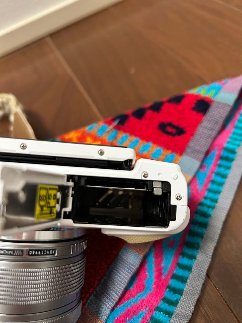 OLYMPUS ミラーレス一眼 ホワイト