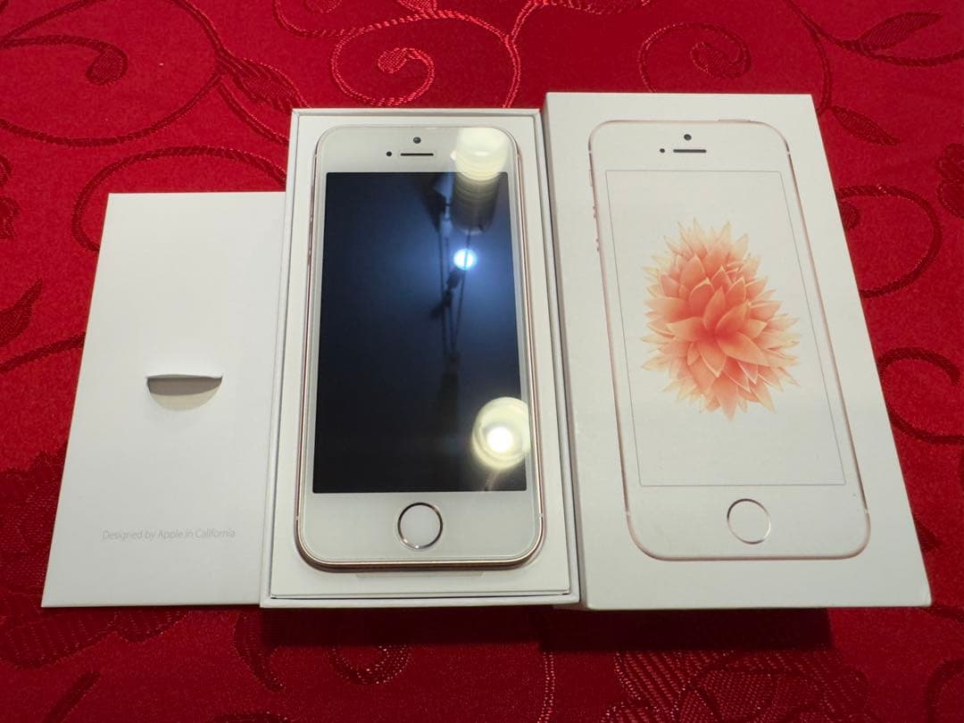 【極極美品】Apple iPhone SE MLXN2VC/A 海外モデル