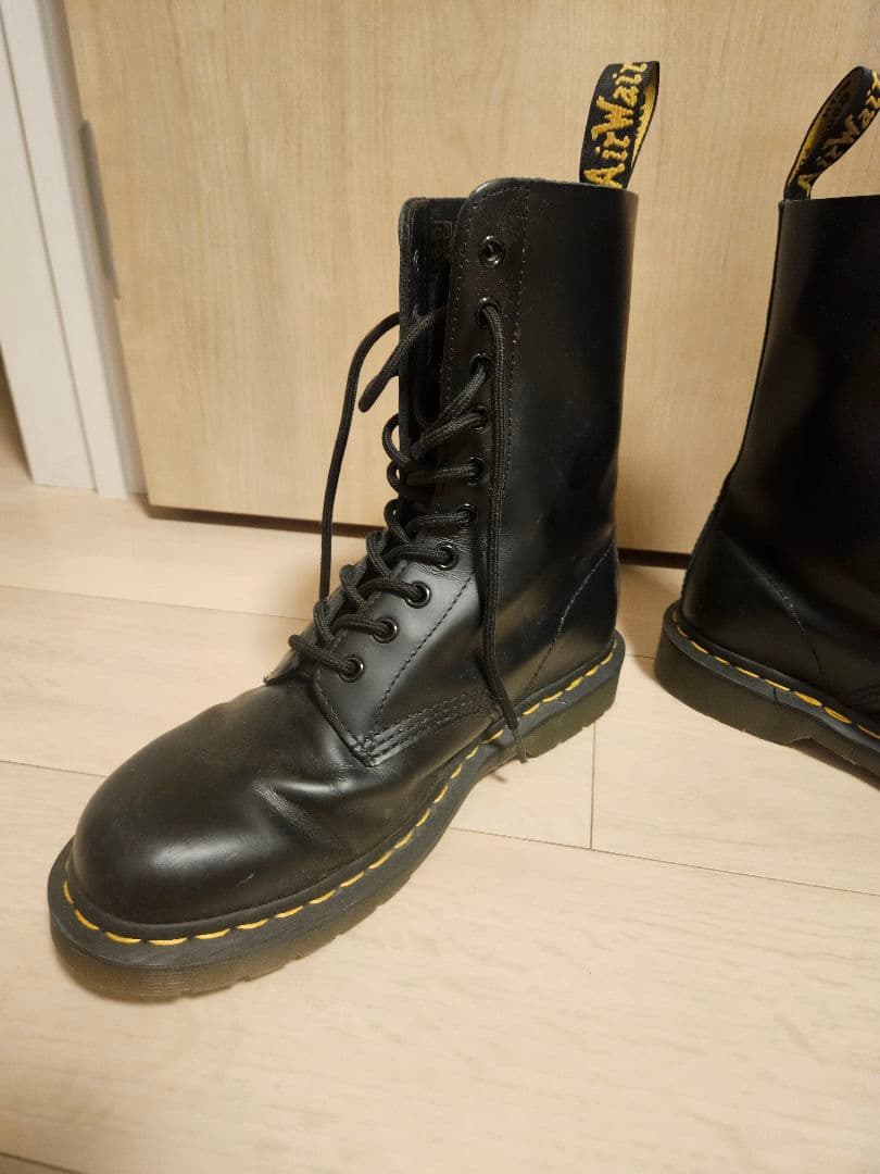 Dr. Martens 1490 10 ホール ブーツ STANDARD FIT