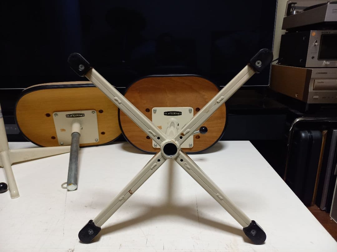 オカムラ　ポストモダン　高さ調整　回転式　ベージュ　メディカル　スツール　２脚