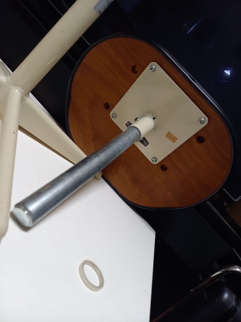 オカムラ　ポストモダン　高さ調整　回転式　ベージュ　メディカル　スツール　２脚