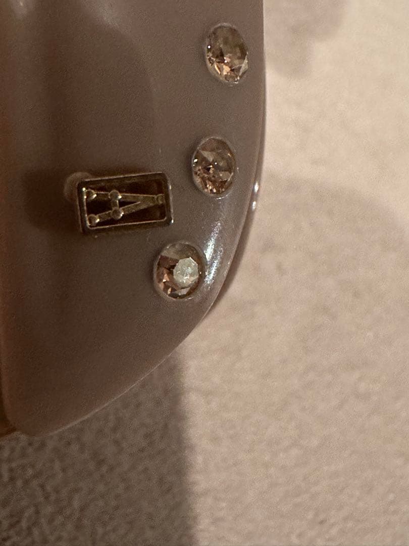 アレクサンドルドゥパリ　ベージュ　ストーン装飾付きヘアクリップ