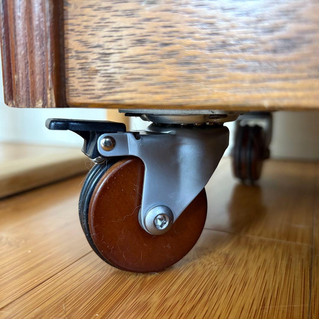 フランス製ビンテージ 木製シェルフ／真鍮鋲／木製キャスター【工具棚・総無垢材】
