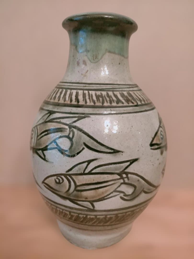 金城次郎さん　魚7匹描かれた壺